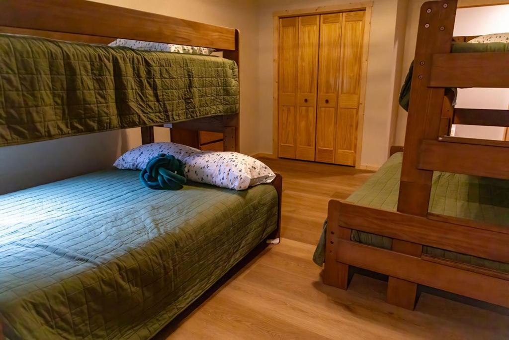 Twelve Pines Resort - South Lodge With Private Pier On Catfish Lake Eagle River Luaran gambar