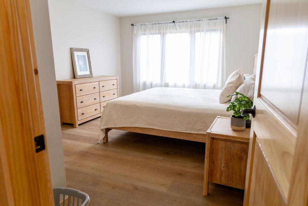 Twelve Pines Resort - South Lodge With Private Pier On Catfish Lake Eagle River Luaran gambar